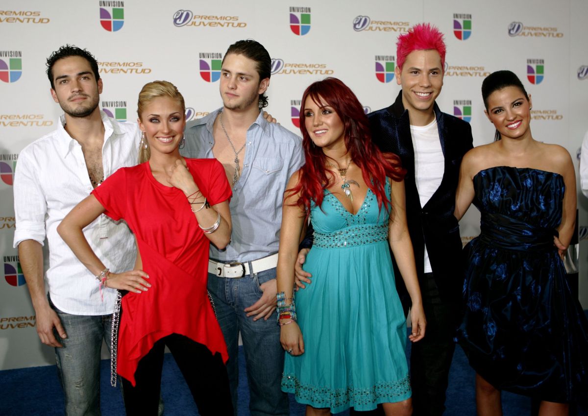 Mexican pop group RBD arrive at the Premios Juventud awards in Miami, July 13, 2006.   REUTERS/Carlos Barria  (UNITED STATES)