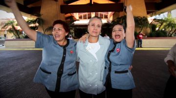 Rosa Alemán a la izquierda junto a otras camareras peleando por sus derechos durante la pandemia. (Cortesía UNITE HERE Local 11 )