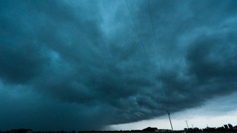 La lluvia oscurece la vista de un tornado el 28 de mayo de 2019 en Lawrence, Kansas.