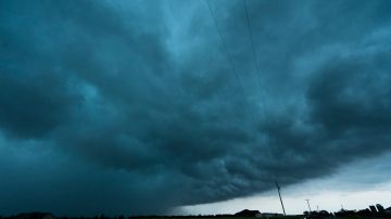 La lluvia oscurece la vista de un tornado el 28 de mayo de 2019 en Lawrence, Kansas.