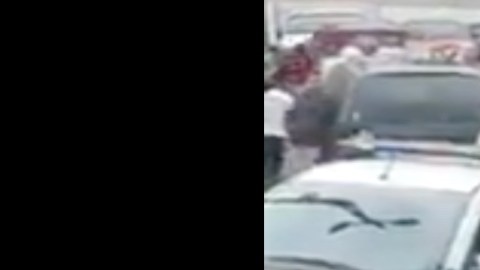 VIDEO: Desarma a policía, dispara y le da a joven en la cabeza; así lo intentaron linchar