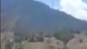 VIDEO: Narcos queman autos y casas; más de 300 personas huyeron de sus hogares