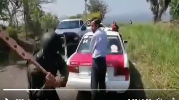 VIDEO: Narcos tablean brutalmente a taxistas, así los obligan a reportarles todo lo que ven