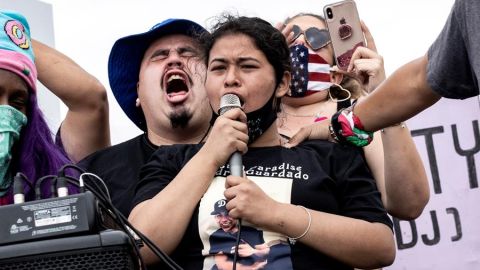 Familiares de Andrés Guardado durante una protesta el 20 de junio.