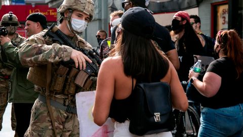 Un hombre fingía ser un agente de la Guardia Nacional y estaba fuertemente armado en las calles de L.A. fotografía ilustrativa.