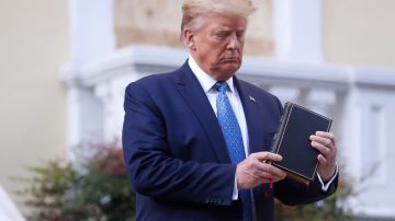 Trump con la biblia al frente de la Iglesia.