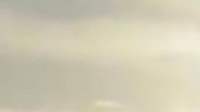 Empleados de la ciudad despejaban los accesos a la playa de Miami Beach para que los residentes y turistas puedan volver a entrar.