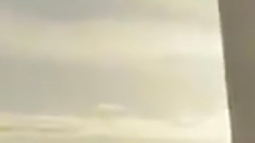 Empleados de la ciudad despejaban los accesos a la playa de Miami Beach para que los residentes y turistas puedan volver a entrar.