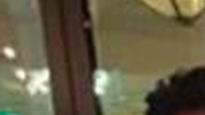 El alcalde de Miami, Francis Suárez, disfrutando de una fiesta ilegal en el restaurante "Swan" de Miami sin mascarilla y sin respetar la distancia social.