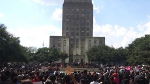 Miles de manifestantes llegaron a la Alcaldía de Houston.