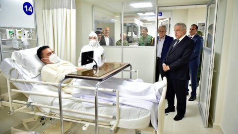 AMLO sin cubrebocas en el hospital.