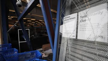 Daños por los saqueos en  una tienda de Emeryville, California el 31 de mayo.