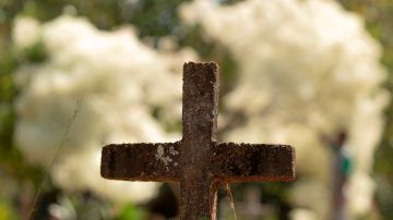 Detalle de una cruz en el cementerio de Campo da Esperança, en Brasilia.