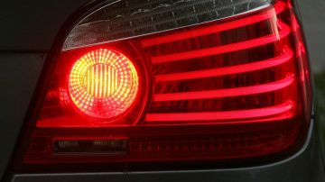 Mantener en mal estado o un mal funcionamiento de las luces de tu auto podría hacerte acreedor a una sanción vehícular.