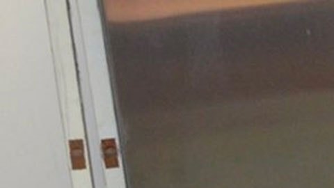 Los equipos de emergencia recibieron una llamada a primera hora de la mañana del sábado de conductores que pensaban que era suicidio. Al final resultó ser un maniquí que alguien colgó de un puente.