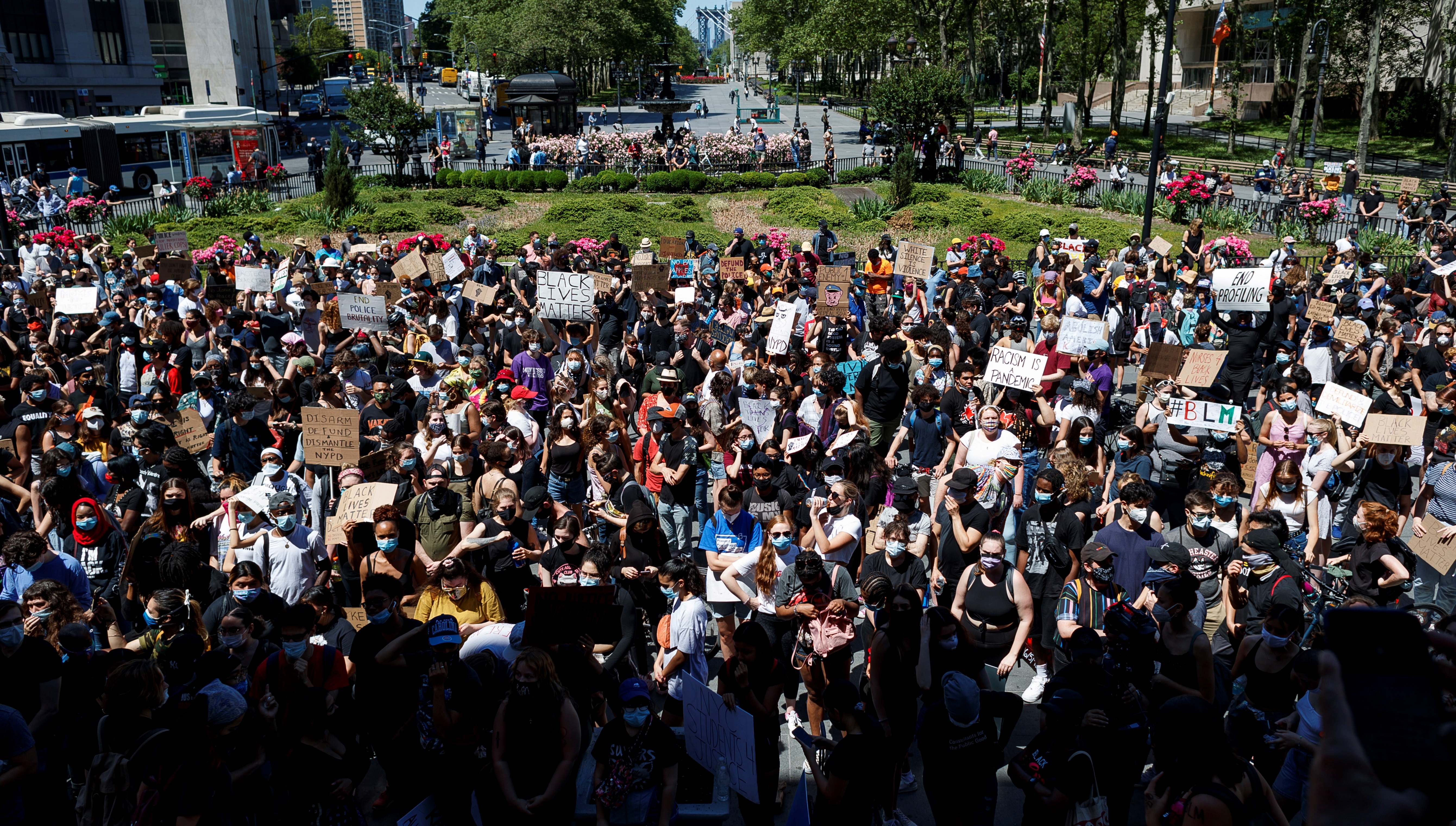 Las protestas contra el racismo se desataron en Nueva York a pesar de la amenaza del virus.