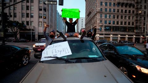 Manifestantes continúan clamando justicia por la muerte de George Floyd.