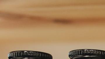 Una botella puede ser tu mejor arma contra las malas vibras.