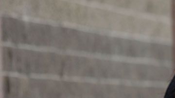 Personas entrando a una tienda.