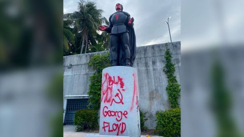 La policía dijo que varios manifestantes agredieron a los agentes mientras intentaban arrestar a los sospechosos y dañaron un vehículo policial.