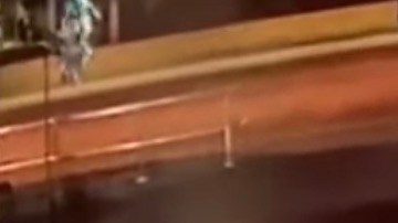 Las cámaras captaron el momento en el que robaron tres autos del concesionario de Fort Lauderdale.