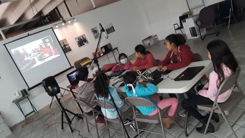 Los menores llevan por ahora clases de computación, matemáticas, inglés  y de español. / fotos: suministradas.