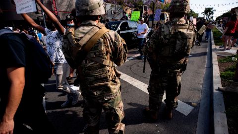 Oficiales de la Guardia Nacional observan el desarrollo de una protesta pacífica en Los Ángeles.