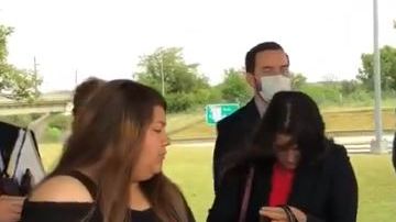 Familiares de Vanessa Guillén y funcionarios en Fort Hood.