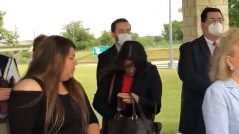 Familiares de Vanessa Guillén y funcionarios en Fort Hood.