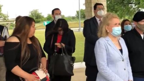Familiares de Vanessa Guillén y funcionarios en Fort Hood.