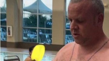 El hombre se fue de la escena.