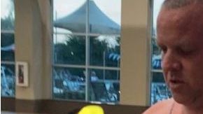 El hombre se fue de la escena.