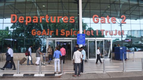 futbolista atrapado aeropuesto mumbay