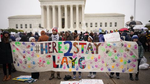 Decenas de "dreamers" acudieron a la Corte Suprema.