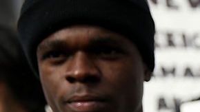 Un protestante sostiene una camiseta con el nombre del movimiento "Black Lives Matter" durante una demostración enfrente del Salón de Justicia de San Francisco en diciembre del 2014. 