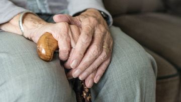 Las personas mayores de 65 años tienden a ser más vulnerables a distinas formas de abuso. / archivo.