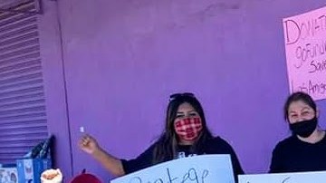 Vendedores de Los Amigos Mall Swapmeet protestaron el sábado para que no los desalojen. (Suministrada)