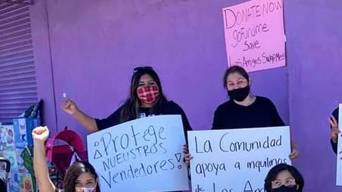 Vendedores de Los Amigos Mall Swapmeet protestaron el sábado para que no los desalojen. (Suministrada)
