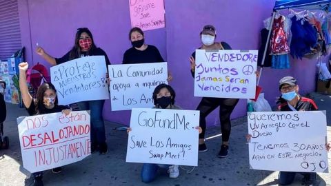 Vendedores de Los Amigos Mall Swapmeet protestaron el sábado para que no los desalojen. (Suministrada)