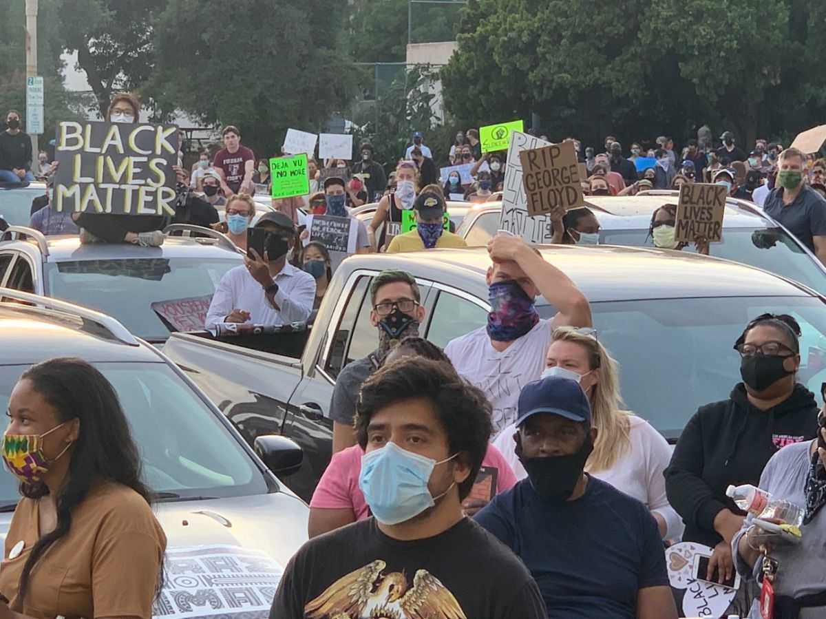 Angelinos participaron ayer en protesta en Pasadena.