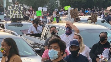 Angelinos participaron ayer en protesta en Pasadena.