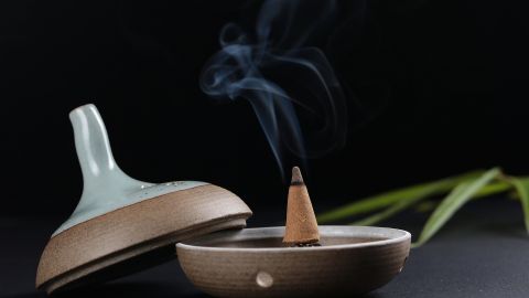 El incienso es un elemento que actúa contra la brujería.