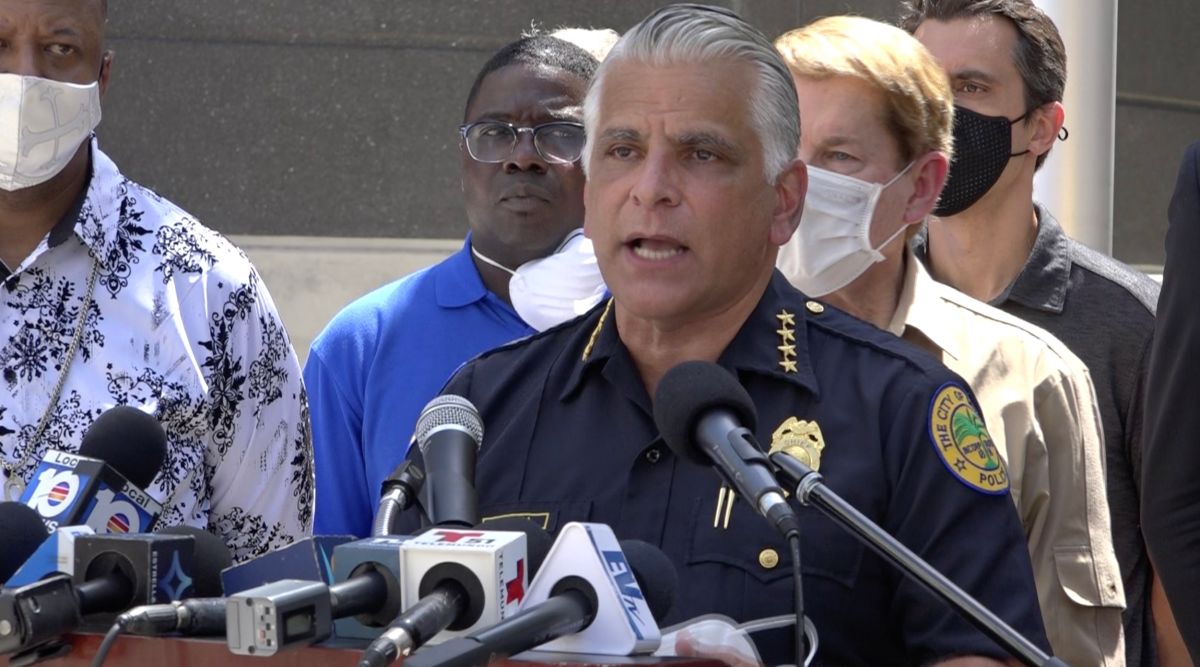 El jefe de policía de la ciudad de Miami, Jorge Colina, durante una conferencia de prensa el domingo para hablar de los arrestos en las manifestaciones.
