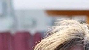 Juanma Linares junto a sus hijas y su esposa vistiendo la camiseta del Betis.