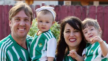 Juanma Linares junto a sus hijas y su esposa vistiendo la camiseta del Betis.