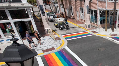 Imagen aérea del paso de peatones con los colores del arcoíris.