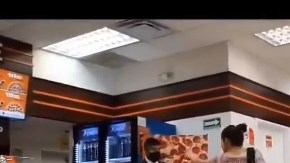 La mujer se puso furiosa al negarle el servicio.