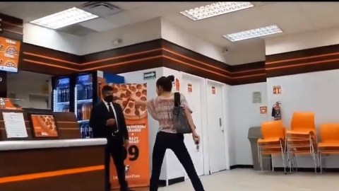 La mujer se puso furiosa al negarle el servicio.