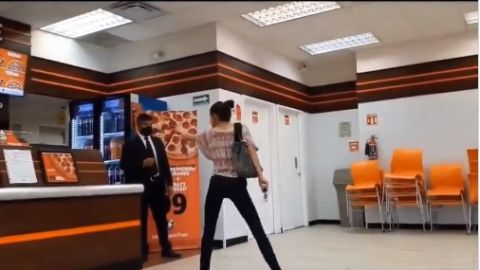 La mujer se puso furiosa al negarle el servicio.