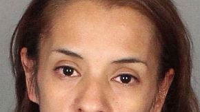 Laura Sánchez (izq) enfrenta cargos.